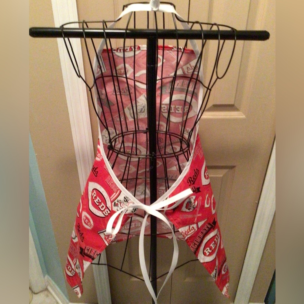 Cincinnati Reds all purpose apron - Picture 4 of 5